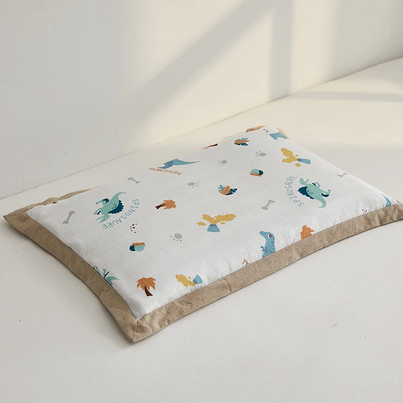 Gemütliches Bett mit farbenfrohem Regenbogenmotiv Skanto
