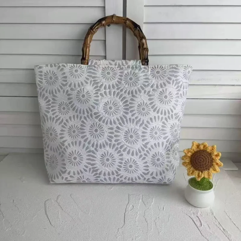 Exklusive und handgefertigte Strandtasche mit Bambusgriff Skanto