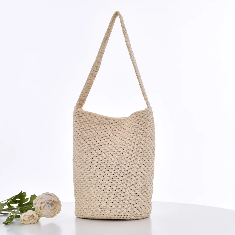 Gehäkelte Tragetasche im minimalistischen Design Skanto