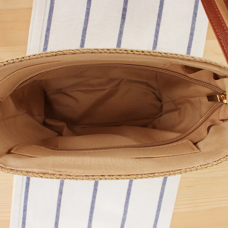 Crossbody-Tasche aus geflochtenem Naturmaterial mit Kontraststreifen Skanto