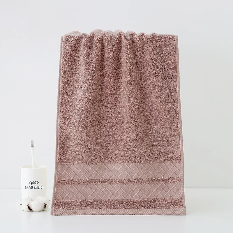 Elegantes und luxuriöses Frottee-Duschtuch mit feiner Bordüre. Skanto