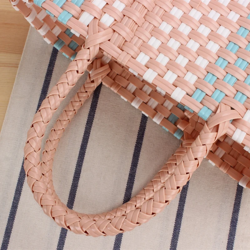 Geflochtene Tragetasche mit farbenfrohem Design und stabilen Griffen Skanto