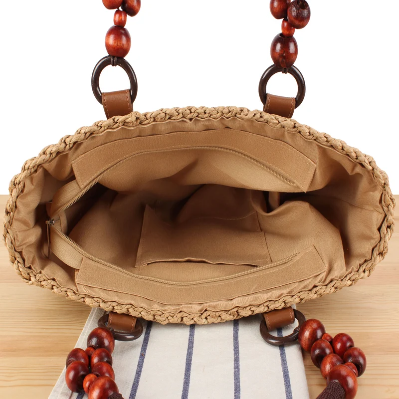 Korbtasche mit eleganten Holzgriffen und strukturierter Oberfläche Skanto
