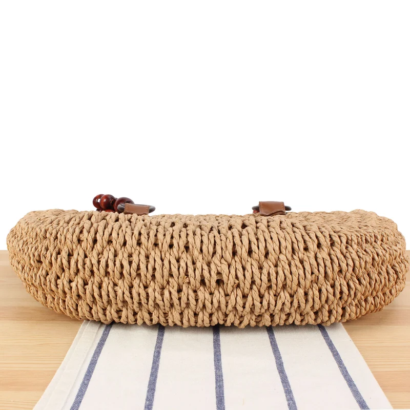 Korbtasche mit eleganten Holzgriffen und strukturierter Oberfläche Skanto