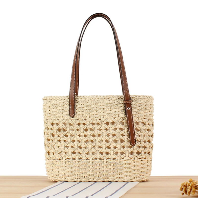 Handtasche aus handgewebtem Stroh mit eleganten Kunstledergriffen Skanto