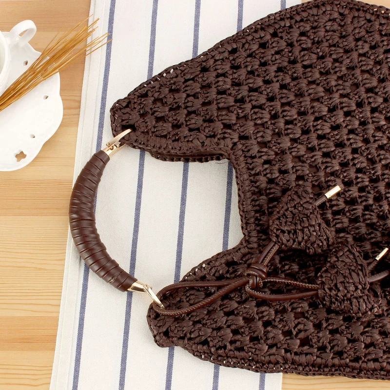 Handtasche aus artisanalem Naturmaterial mit einzigartigem Quastenanhänger Skanto