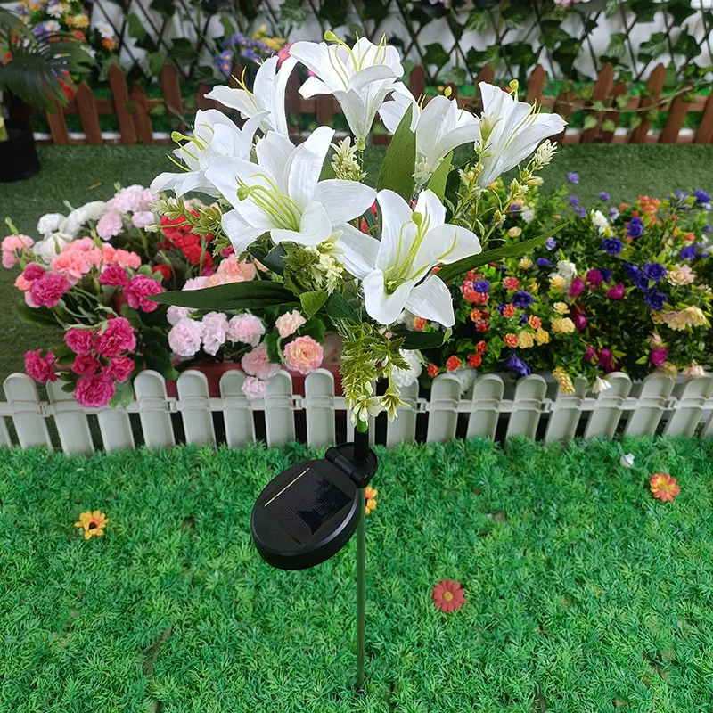 Skanto Solar-Lilien-Gartensteckerleuchte mit integrierter Lichterkette und lebensechten Seidenblüten Skanto