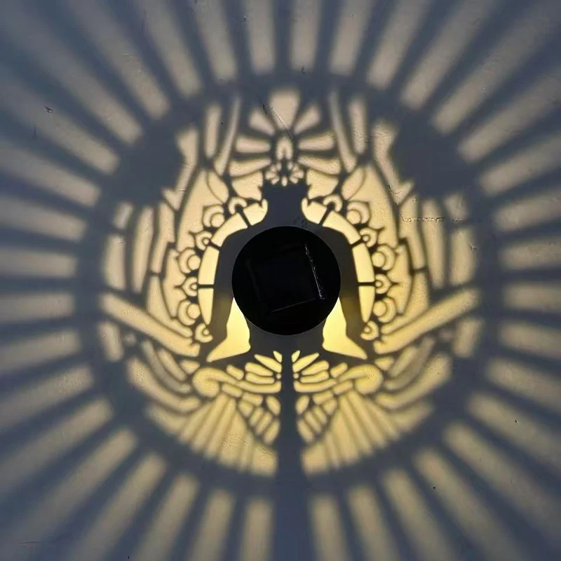 Outdoor Mandala Sonnenprojektions-Wandleuchte mit gemustertem Metallgehäuse und automatischem Dämmerungssensor Skanto