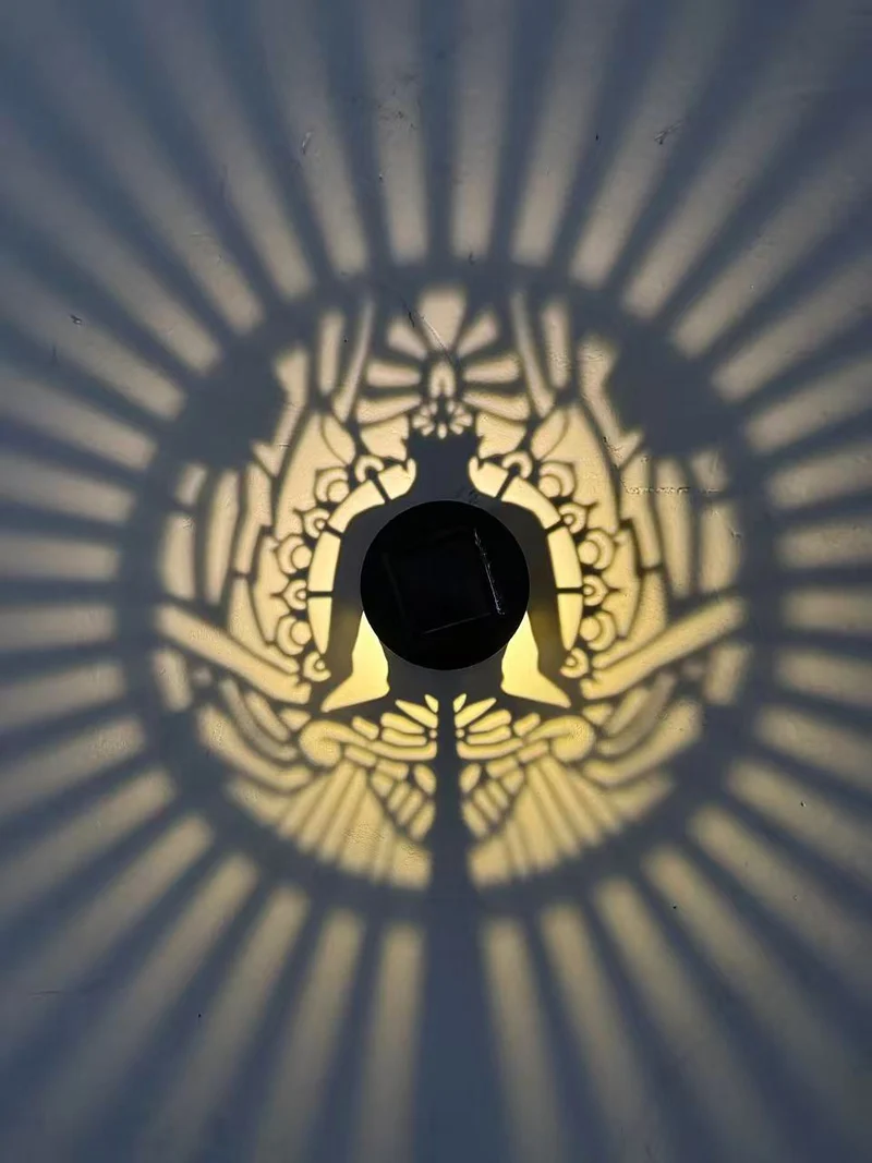 Outdoor Mandala Sonnenprojektions-Wandleuchte mit gemustertem Metallgehäuse und automatischem Dämmerungssensor Skanto