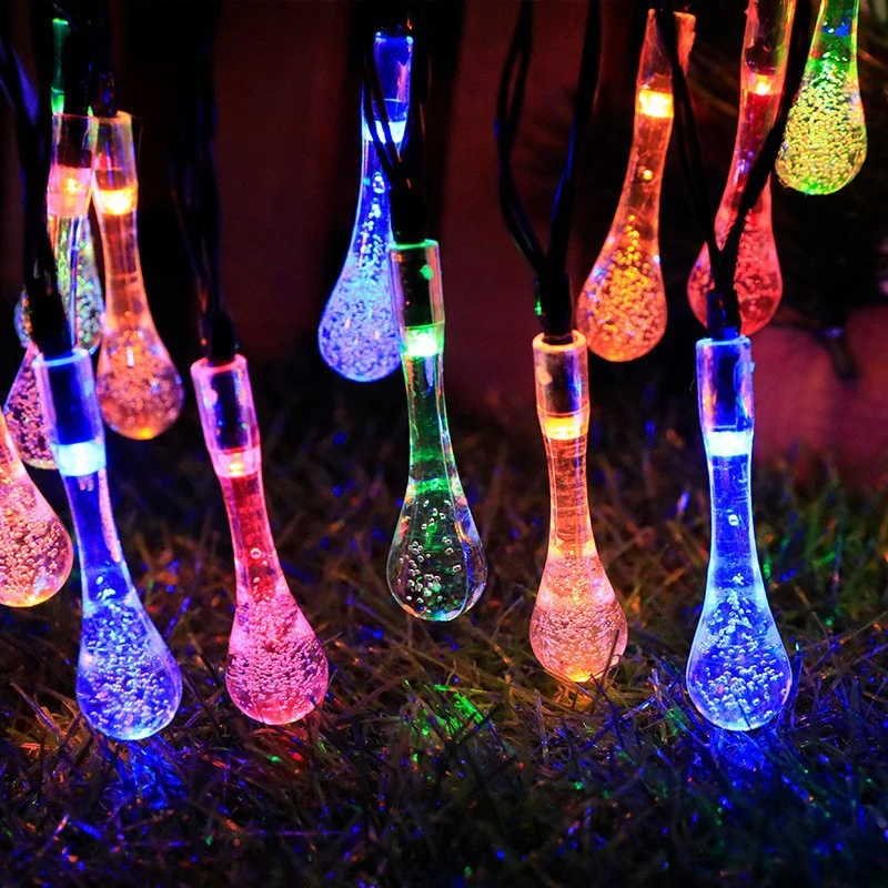 Skanto Kugel-LED-Lichterkette mit wasserdichtem Kupferdraht und strukturierten Klarglasbirnen Skanto