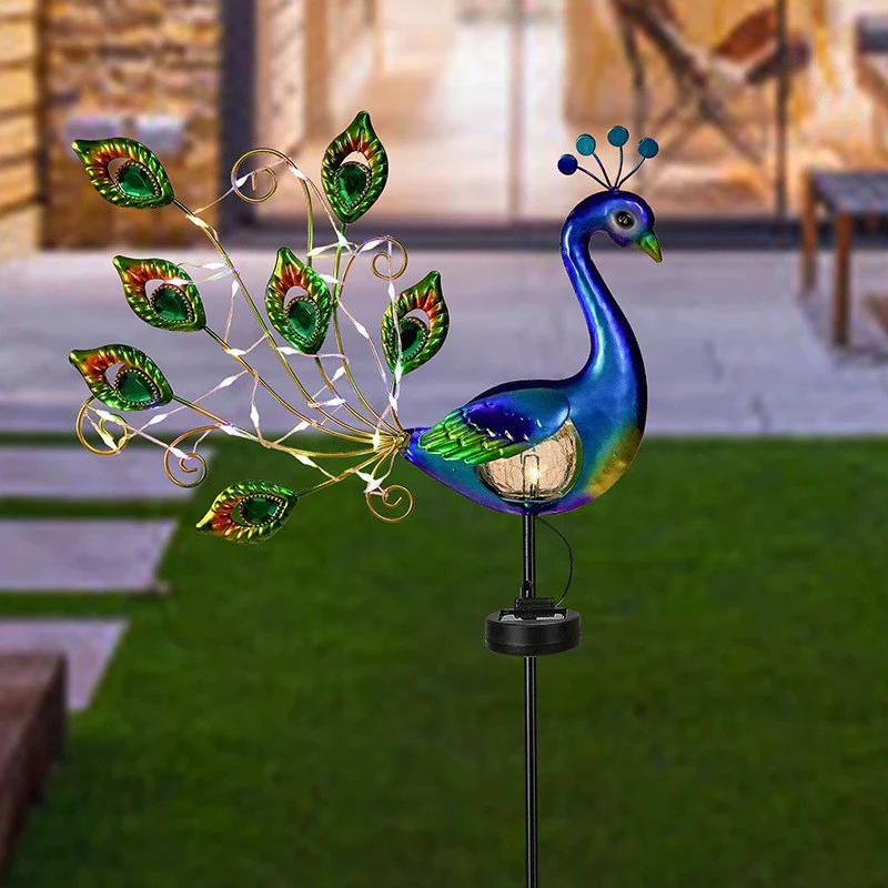 Dekorative Metall-Pfau-Gartenstecker-Skulptur mit integrierten LED-Lichterketten und wetterfestem Outdoor-Erdspieß Skanto