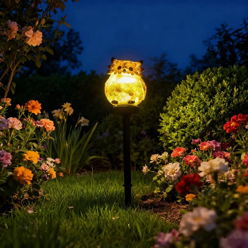 Niedliches Solar-Eichhörnchen Gartenstecker Licht mit integriertem Solarpanel und warmem LED-Glühen Skanto