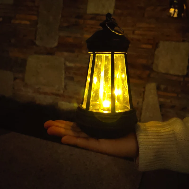 Vintage Metall-Tischlampe mit warmer LED-Drahtbeleuchtung, wiederaufladbarem USB-Anschluss und tragbarem Hängegriff Skanto