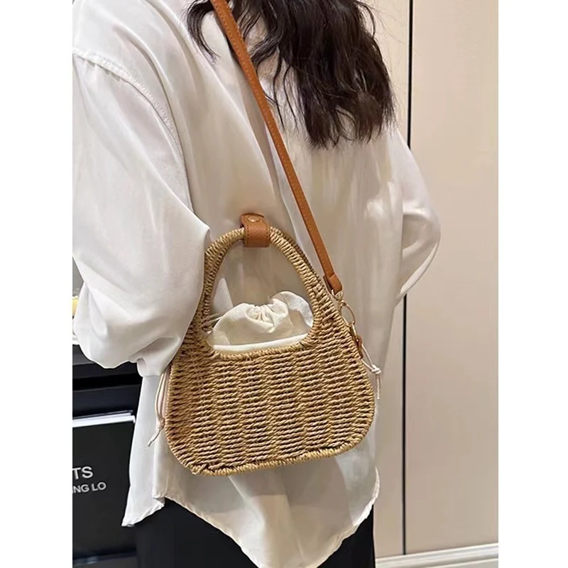 Moderne Rattantasche mit elegantem Lederdetail Skanto