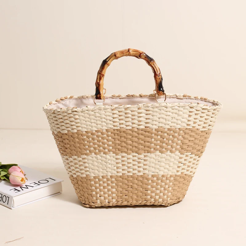 Geflochtene Strohtasche mit Bambusgriff und dekorativem Futter Skanto