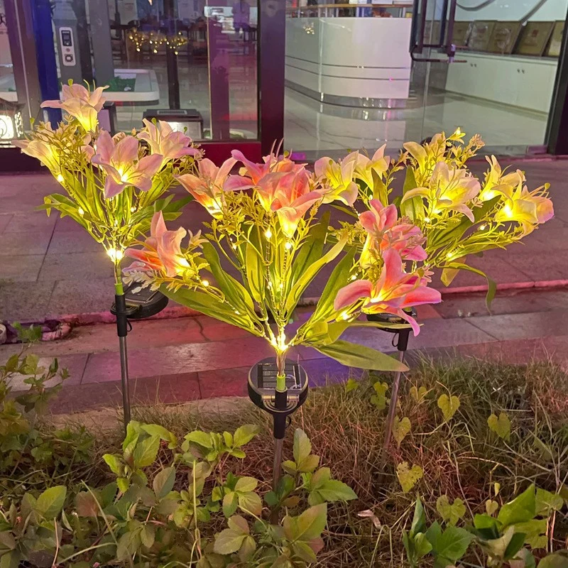 Solarbetriebener lebensechter Lilienblüten-Landschaftsstecker mit Mikro-LED-Cluster und teleskopischem Erdspieß Skanto