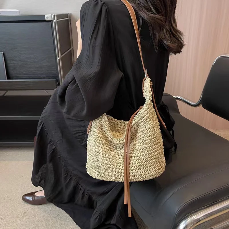 Edle Raffia-Umhängetasche mit Lederdetails Skanto