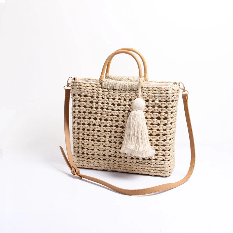Handgefertigte Raffia-Umhängetasche mit dekorativem Quastenanhänger Skanto