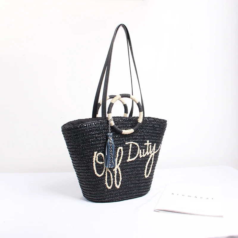 Designer Strohtasche mit verspieltem Text und dekorativem Pompon Skanto