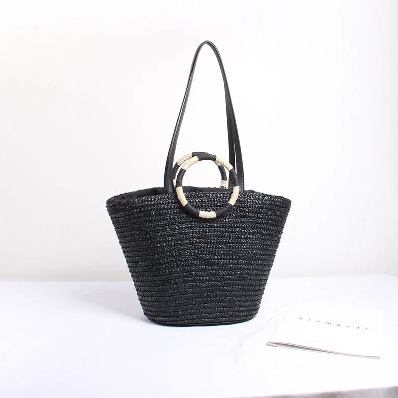 Designer Strohtasche mit verspieltem Text und dekorativem Pompon Skanto