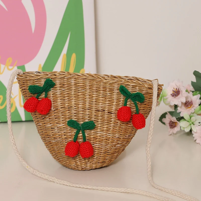 Verspielte Stroh-Umhängetasche mit floralen Akzenten Skanto