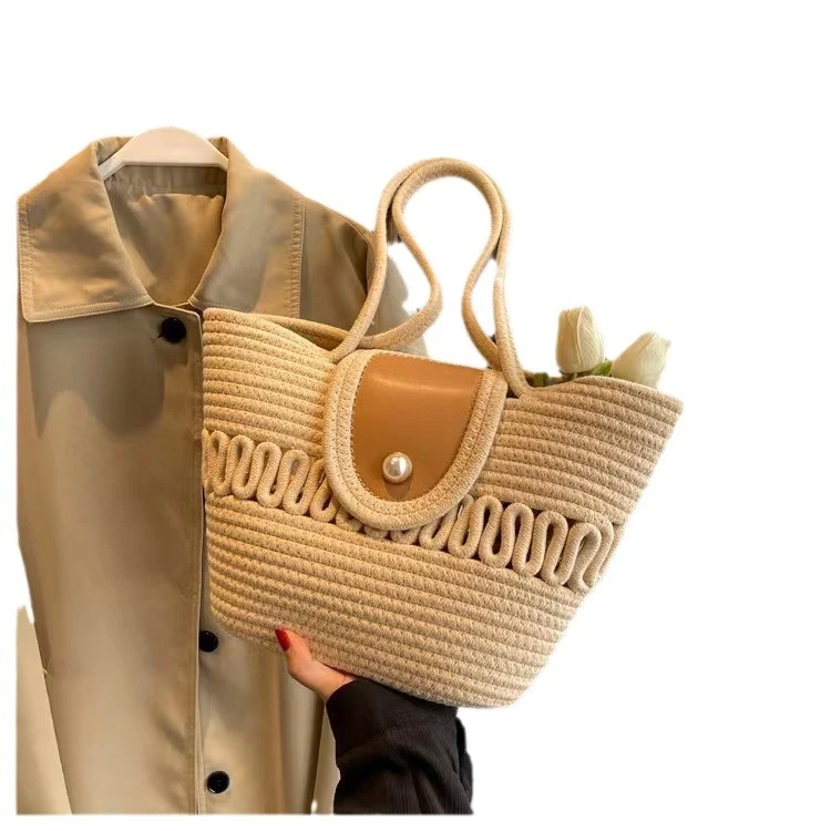 Handgemachte Korbtasche mit eleganten Lederdetails Skanto