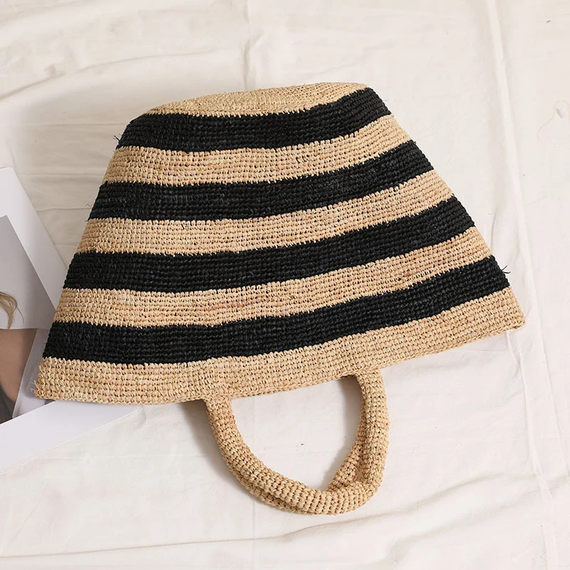 Geflochtene Strandtasche mit modernem Streifenmuster Skanto