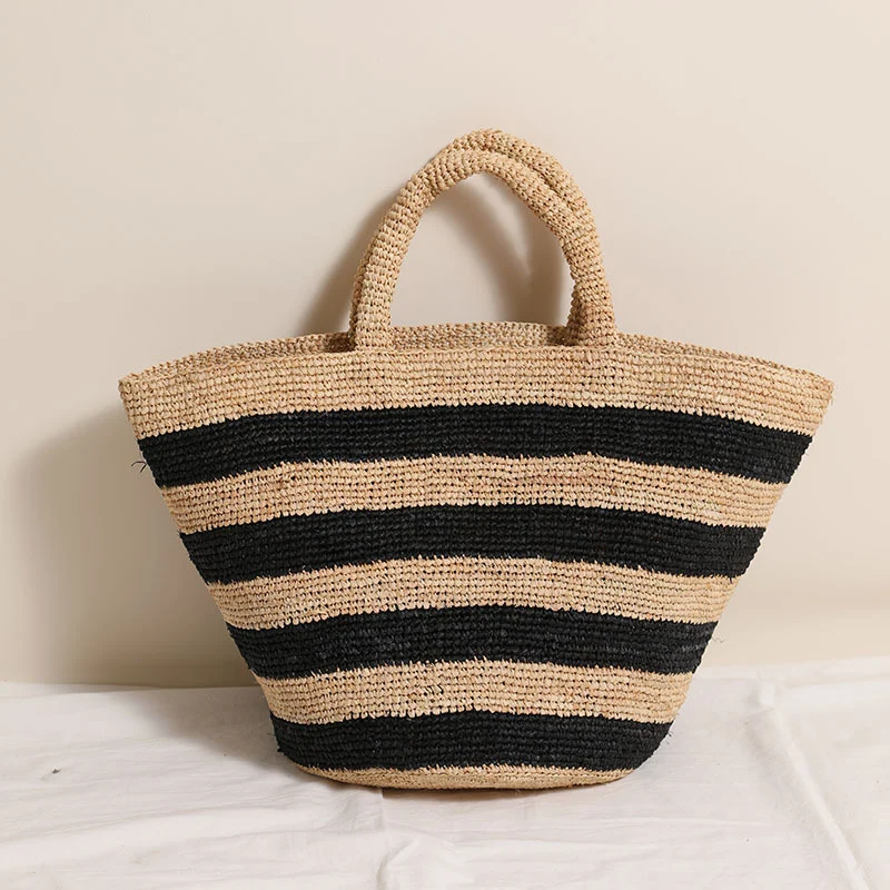 Geflochtene Strandtasche mit modernem Streifenmuster Skanto