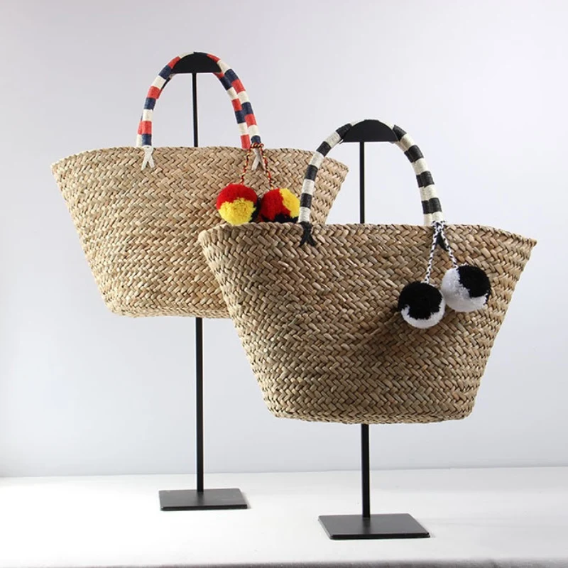 Geflochtene Strandtasche mit dekorativen Pompons Skanto