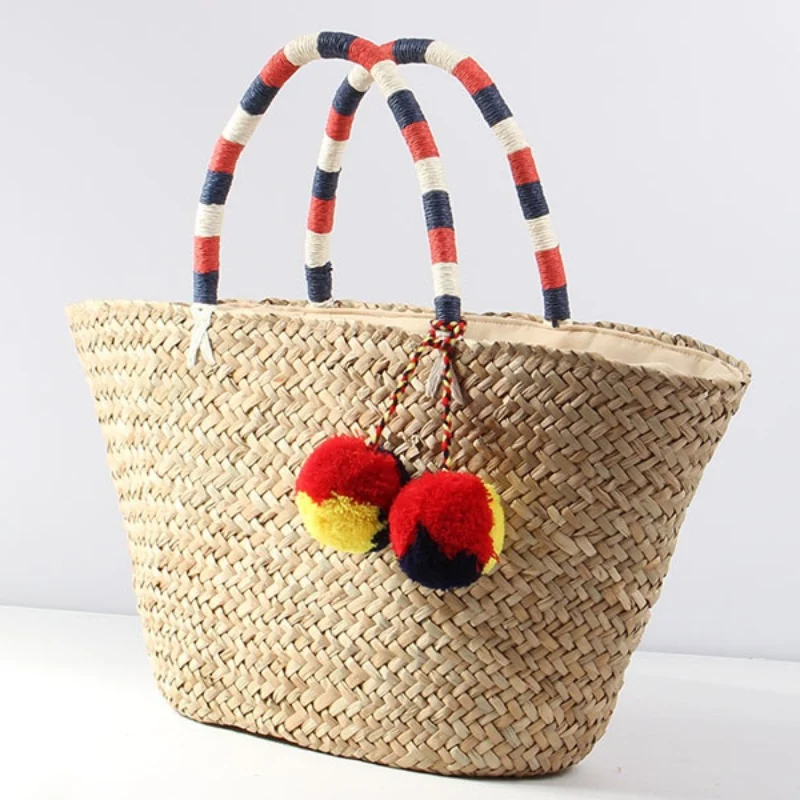 Geflochtene Strandtasche mit dekorativen Pompons Skanto
