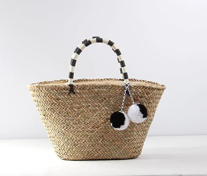 Geflochtene Strandtasche mit dekorativen Pompons Skanto