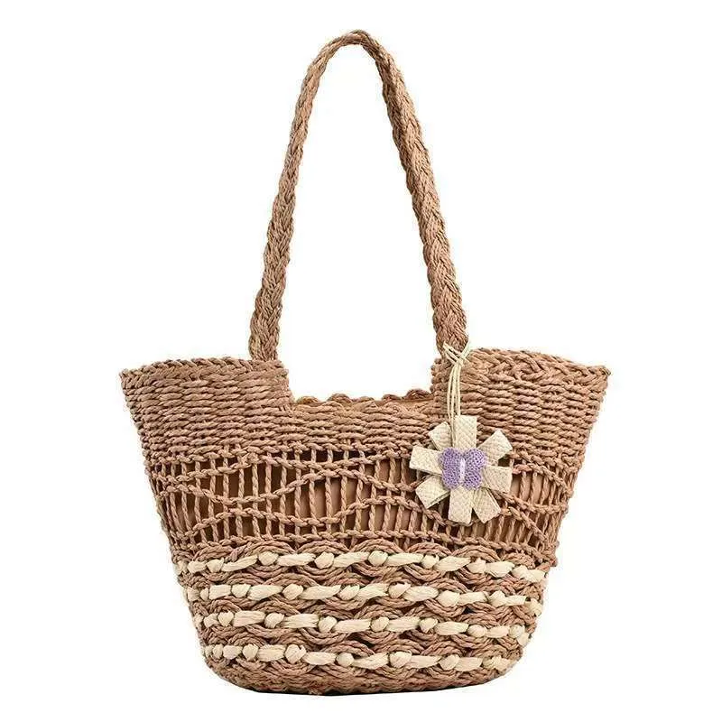 Handgewebte Strandtasche mit floralen Akzenten Skanto