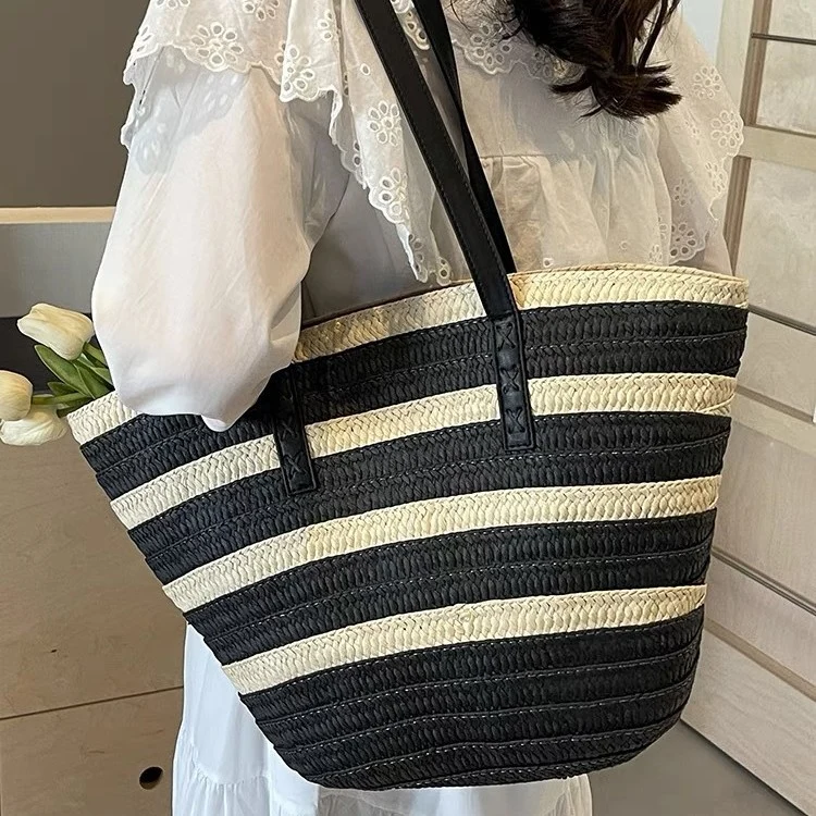 Gepolsterte Strohtasche mit dekorativen Ledergriffen Skanto