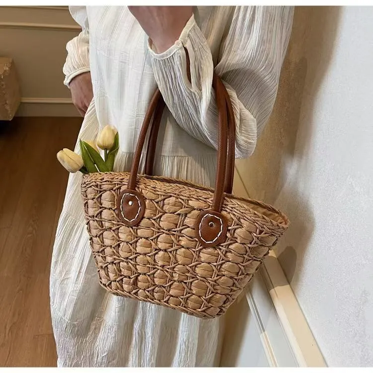 Handgemachte Korbtasche mit eleganten Lederakzenten Skanto