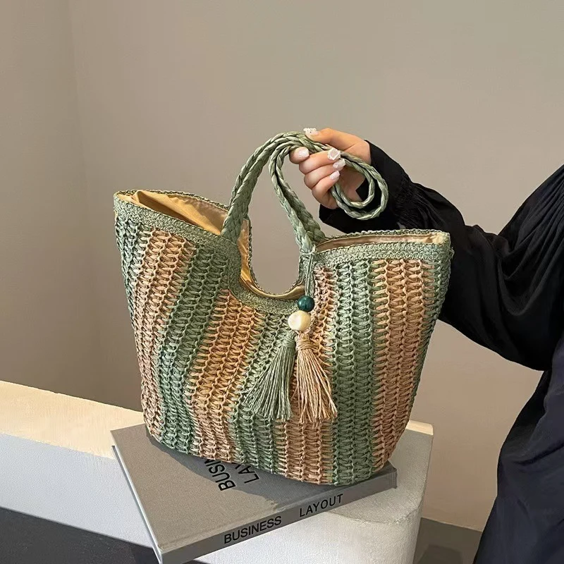 Geflochtene Strandtasche mit dekorativem Quastenanhänger Skanto
