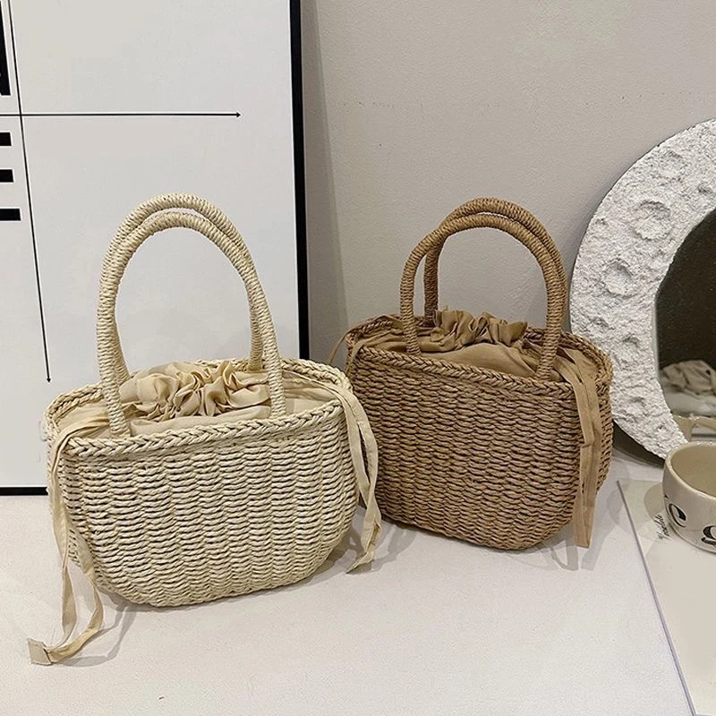 Handgewebte Korbtasche mit eleganter Schleife Skanto