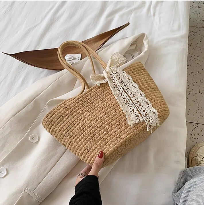 Handgemachte Basttasche mit Spitzendetail Skanto
