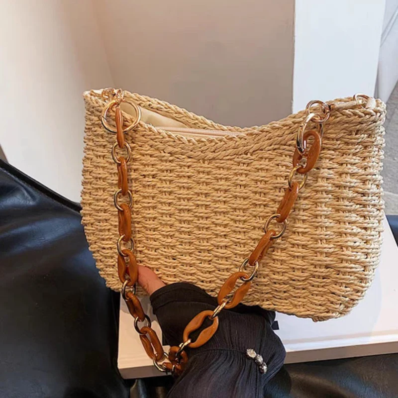 Handgefertigte Strohtasche mit Goldketten-Details Skanto