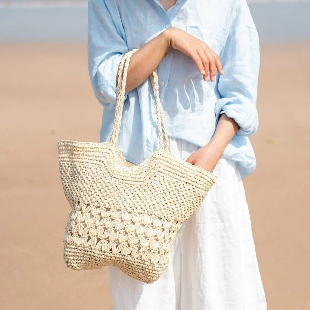 Geräumige handgewebte Strandtasche mit transparenten Details Skanto