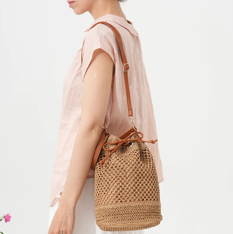 Elegante Handtasche aus gewebtem Naturmaterial mit stilvollem Kordelzug Skanto