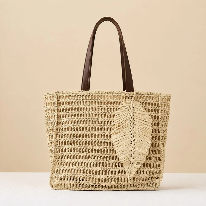 Handtasche aus handgewebtem Naturmaterial mit dekorativem Blattdesign Skanto