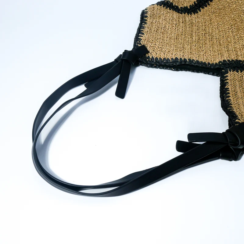 Handtasche aus geflochtenem Naturmaterial mit schwarzem Kordelzug Skanto