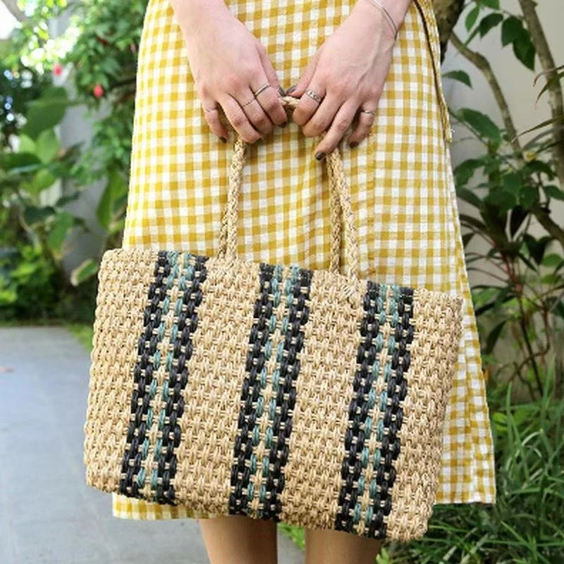 Handtasche aus geflochtenem Naturmaterial mit farbigen Akzenten Skanto