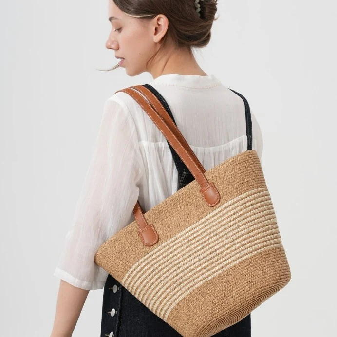 Elegante Strohtasche mit strukturierten Ledergriffen Skanto
