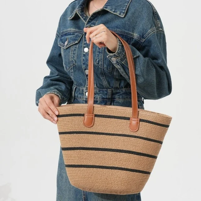 Elegante Strohtasche mit strukturierten Ledergriffen Skanto