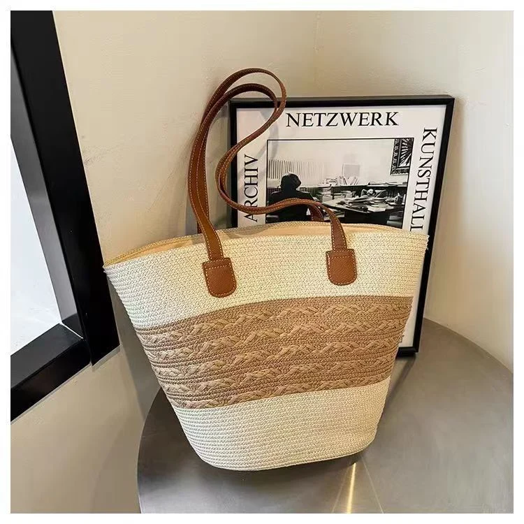 Elegante Raffia-Tote-Bag mit künstlerischem Wellenmuster Skanto
