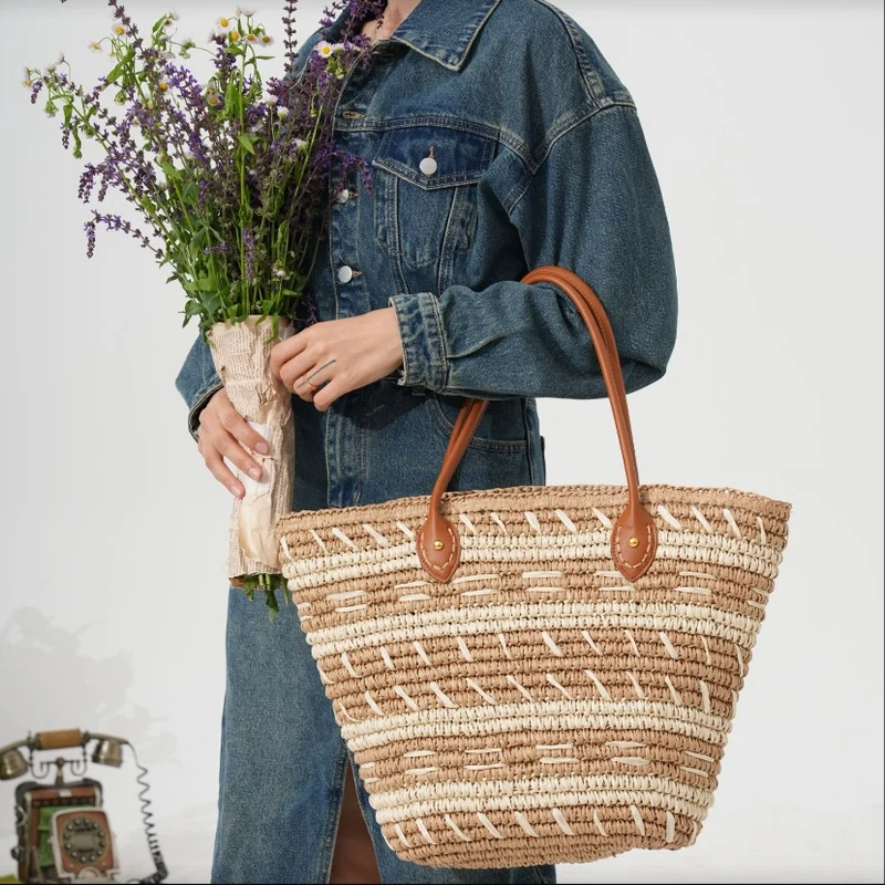 Handtasche aus gewebtem Naturmaterial mit stilvollen Ledergriffen Skanto
