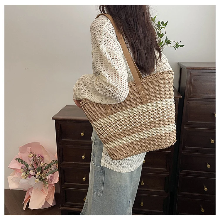 Handtasche aus gewebtem Naturmaterial mit Lederdetails Skanto