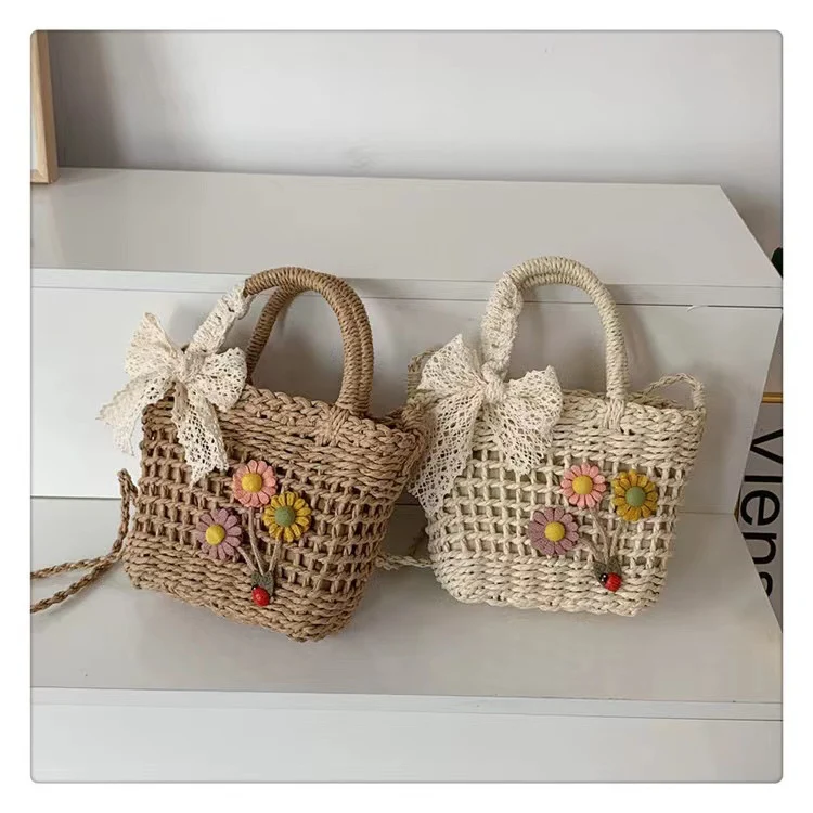 Verspielte Strohtasche mit floralen Akzenten Skanto