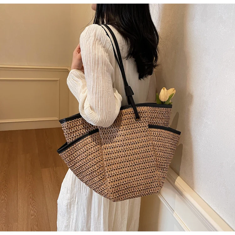 Geräumige Strohtasche mit eleganten Lederdetails Skanto